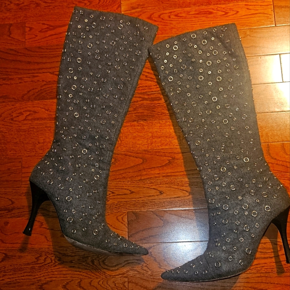 Woman Sexy Ziper Boots Size 7. Grey And Metalic.